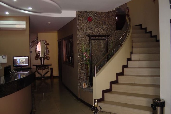 入口、入った所からの写真です。左側がフロントです。