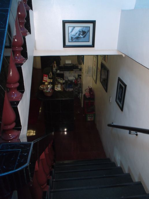 階段の途中から2階のフロント