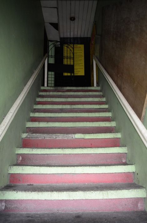 夜間の出入り口　階段を上がった左側がホテル入口　右側がホストクラブ