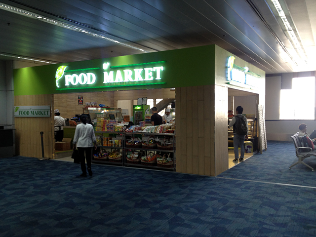 免税店の左側、手前に[FOOD MARKET]