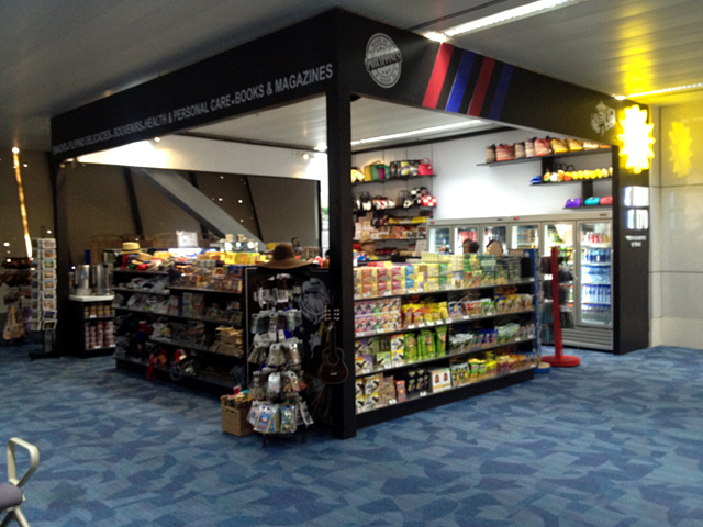 免税店の右側、手前に[お土産屋]