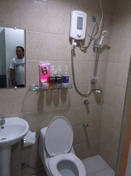 鏡に映っているのはこのホテルのコックです。