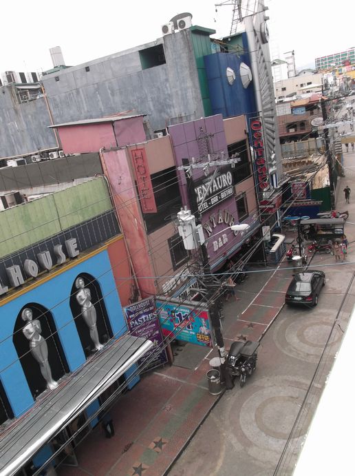 屋上のプールサイドからフィールズ通りを撮影