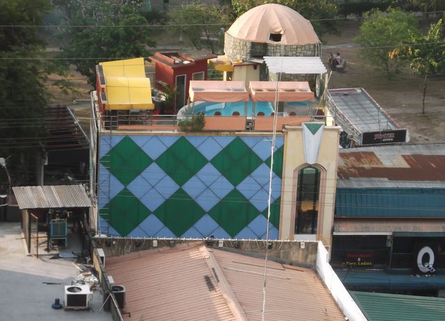 セントラルパークタワーＲのルーフトップより撮影　手前の左側の屋根がアトランティス、中央がセンタウロ、右側のグリーンの屋根がドールハウスです