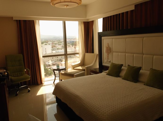 セントラルのコーナールームは窓が広く明るいです