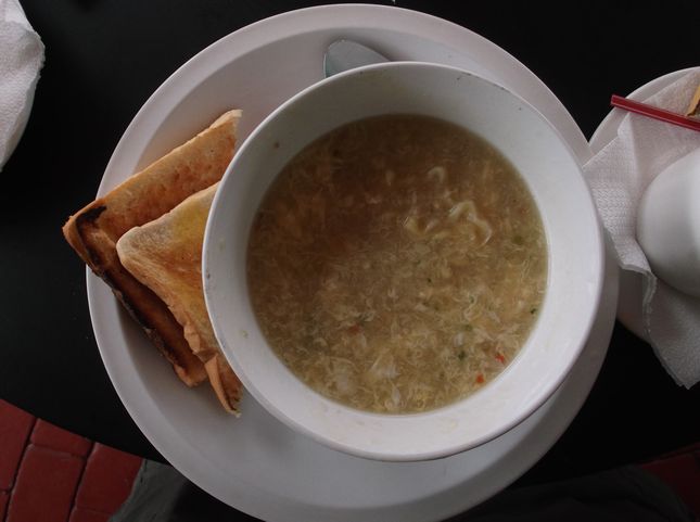 今回オーダーしたヌードルスープ:勿論インスタント麺でしたが、卵がとじてあり結構いけました。