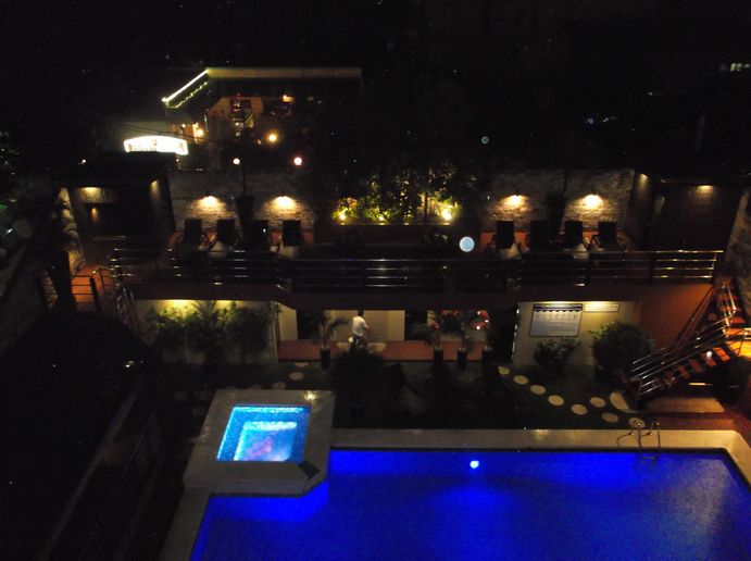 上方に見えるライトは、韓国飯屋です。