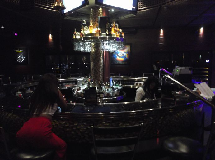 7階のリビングルームです。接客女性も数人いました。