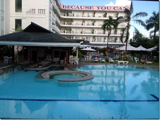 昼間のプール。