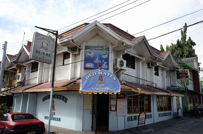 右奥が現地Bar　左奥が置屋