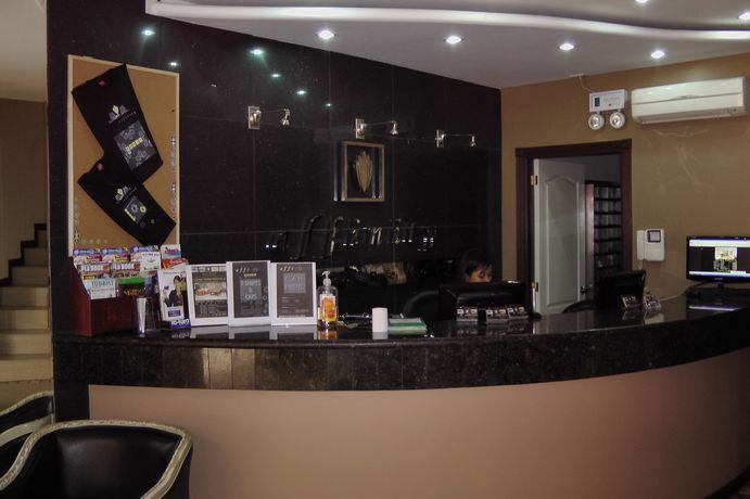 1階入り口左にあるフロント