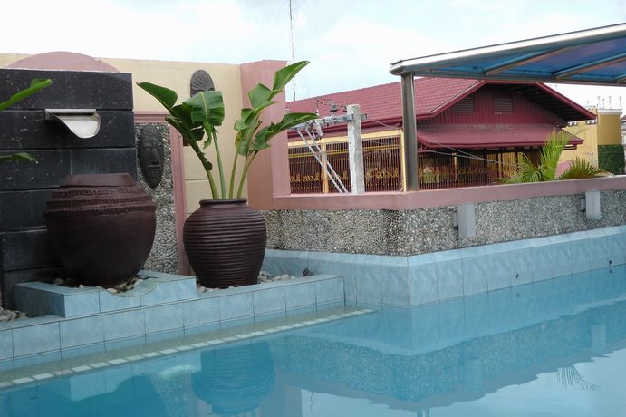 右奥の建物は、飲料会社の倉庫です