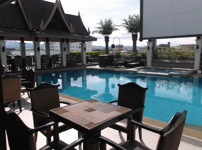 ルーフトップのプール