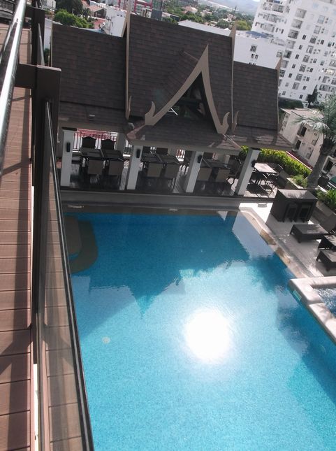 右上の白い建物はカンディータワー