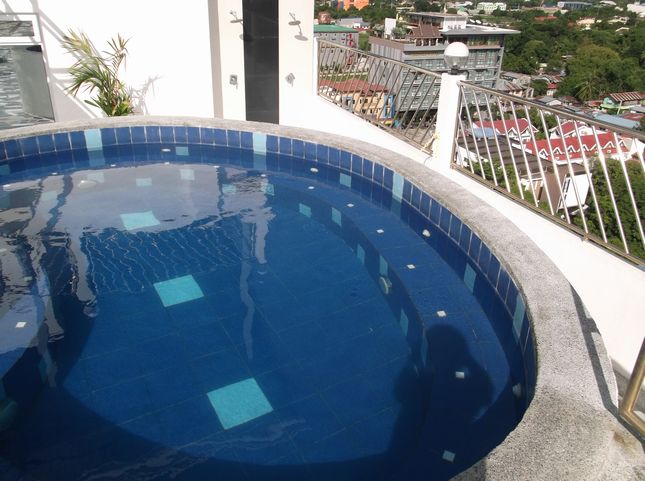 右奥の建物は、プリム アジアH