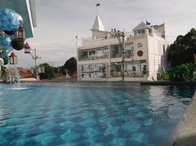 奥の白亜の建物はオーナー専用で一般客は宿泊できません