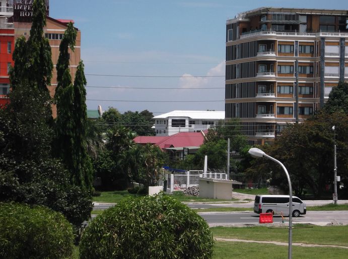 ＳＭクラークの歩道橋の上から撮影。真ん中奥の白い建物がアンバサダー スイート（右側はＡＢＣホテル）