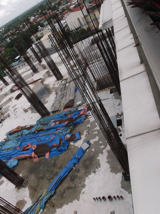 ルーフトップから撮影。10階のクラウンRも工事の作業員がうろうろするので、室内が丸見えと思います。