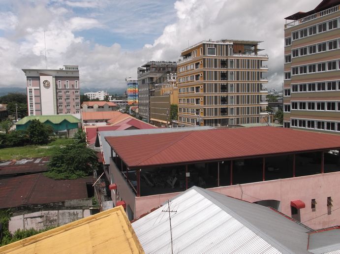 真ん中の建物はABCホテル（4階のバックヤードからの眺め）
