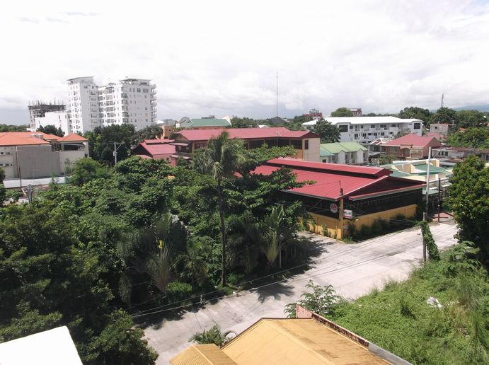 左の白い建物がカンディタワー（ルーフトップから）