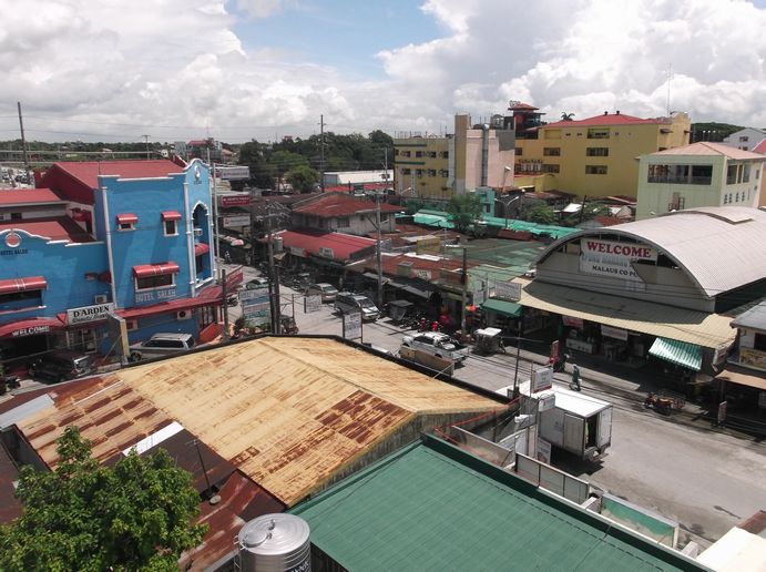 左の青い建物がホテル サレー