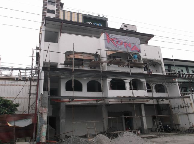 隣の建設中の建物です。