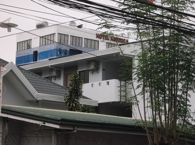 アメリカ ホテルの手前の建物