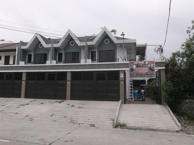 対象の物件は写真のアパートの裏側にあり、右端の所が出入口になります。なお、手前とその横のアパートも同じオーナーととのことです(フィリピン人)