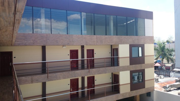 ホテル内（ガラス貼りの部屋はまだ工事中）