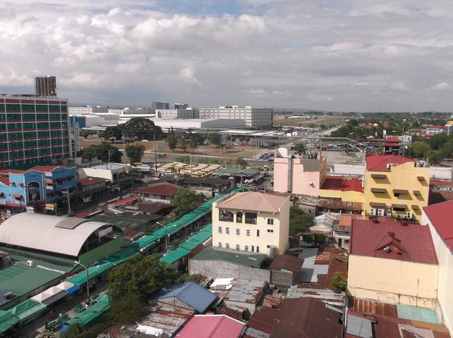 センター奥の建物はSMクラーク