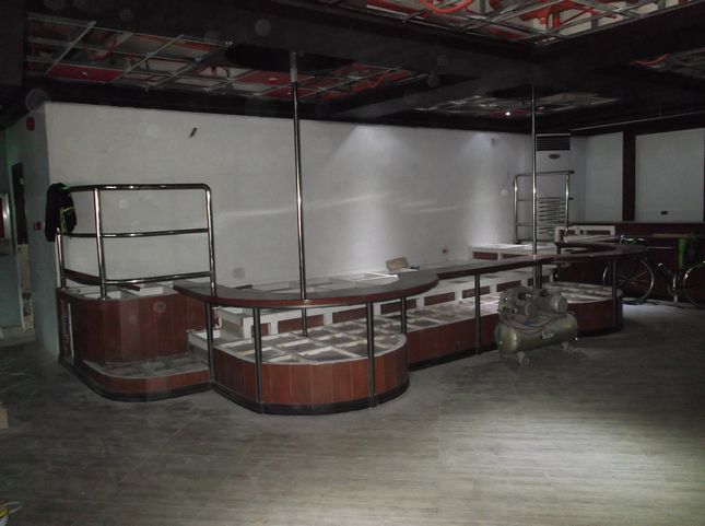 1階のGOGOのステージ